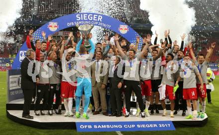 Fussball OEFB Samsung Cupfinale. SK Rapid Wien gegen FC Red Bull Salzburg. Jubel Salzburg. Klagenfurt Woertherseestadion, am 1.6.2017.
Foto: Kuess

---
pressefotos, pressefotografie, kuess, qs, qspictures, sport, bild, bilder, bilddatenbank