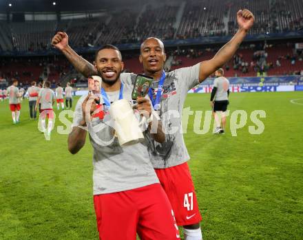 Fussball OEFB Samsung Cupfinale. SK Rapid Wien gegen FC Red Bull Salzburg. Jubel Paulo Miranda, Andre Alexander Wisdom (Salzburg). Klagenfurt Woertherseestadion, am 1.6.2017.
Foto: Kuess

---
pressefotos, pressefotografie, kuess, qs, qspictures, sport, bild, bilder, bilddatenbank