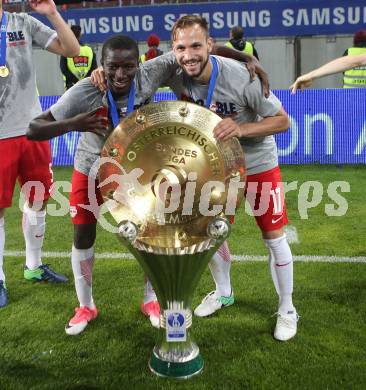 Fussball OEFB Samsung Cupfinale. SK Rapid Wien gegen FC Red Bull Salzburg. Jubel Amadou Haidara, Andreas Ulmer (Salzburg). Klagenfurt Woertherseestadion, am 1.6.2017.
Foto: Kuess

---
pressefotos, pressefotografie, kuess, qs, qspictures, sport, bild, bilder, bilddatenbank