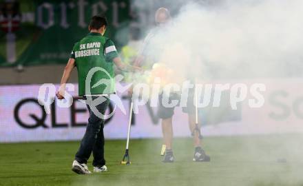 Fussball OEFB Samsung Cupfinale. SK Rapid Wien gegen FC Red Bull Salzburg. Rapid Klubservice beseitigt bengalische Feuer. Klagenfurt Woertherseestadion, am 1.6.2017.
Foto: Kuess

---
pressefotos, pressefotografie, kuess, qs, qspictures, sport, bild, bilder, bilddatenbank