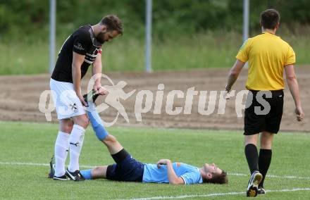 Fussball Kaerntner Liga. Eberstein gegen Gmuend. Thomas Rabitsch,  (Eberstein), Udo Gasser (Gmeund). Gmuend, am 3.6.2017.
Foto: Kuess
---
pressefotos, pressefotografie, kuess, qs, qspictures, sport, bild, bilder, bilddatenbank