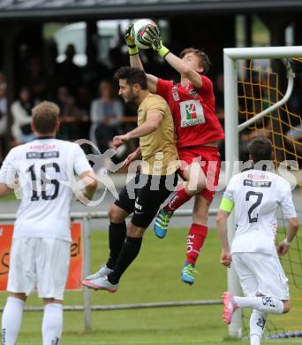 Fussball Kaerntner Liga. Koettmannsdorf gegen WAC Amateure. Christopher Sallinger,  (Koettmannsdorf), Aric Leon Haimburger (WAC). Koettmannsdorf, am 4.6.2017.
Foto: Kuess
---
pressefotos, pressefotografie, kuess, qs, qspictures, sport, bild, bilder, bilddatenbank