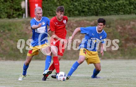 Fussball Kaertner Liga. ATUS Ferlach gegen Bleiburg. Erwin Bajric (Ferlach),  Dejan Verdel, Christopher Knauder (Bleiburg). Ferlach, am 9.6.2017.
Foto: Kuess
---
pressefotos, pressefotografie, kuess, qs, qspictures, sport, bild, bilder, bilddatenbank