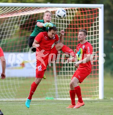 Fussball Kaertner Liga. ATUS Ferlach gegen Bleiburg. Nico Kavelar, Alexander Krainer  (Ferlach). Ferlach, am 9.6.2017.
Foto: Kuess
---
pressefotos, pressefotografie, kuess, qs, qspictures, sport, bild, bilder, bilddatenbank