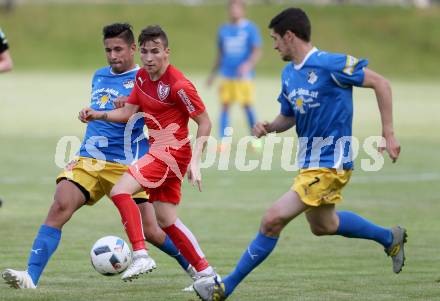 Fussball Kaertner Liga. ATUS Ferlach gegen Bleiburg. Dominik Mak,  (Ferlach), Daniel Horst Ramsauer, Christopher Knauder (Bleiburg). Ferlach, am 9.6.2017.
Foto: Kuess
---
pressefotos, pressefotografie, kuess, qs, qspictures, sport, bild, bilder, bilddatenbank