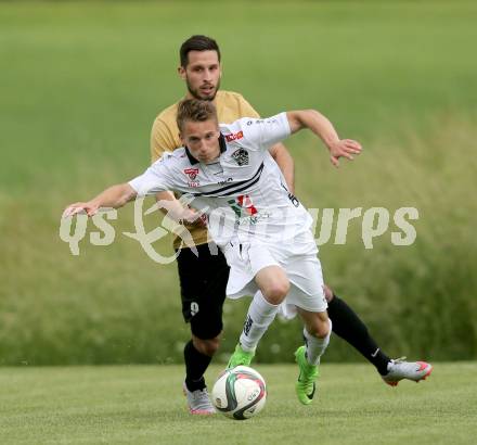 Fussball Kaerntner Liga. Koettmannsdorf gegen WAC Amateure. Christopher Sallinger,  (Koettmannsdorf), Alexander Hofer (WAC). Koettmannsdorf, am 4.6.2017.
Foto: Kuess
---
pressefotos, pressefotografie, kuess, qs, qspictures, sport, bild, bilder, bilddatenbank