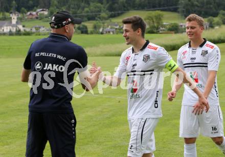 Fussball Kaerntner Liga. Koettmannsdorf gegen WAC Amateure. Jubel Trainer Harald Tatschl, Sandro Widni (WAC). Koettmannsdorf, am 4.6.2017.
Foto: Kuess
---
pressefotos, pressefotografie, kuess, qs, qspictures, sport, bild, bilder, bilddatenbank