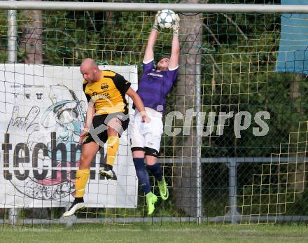 Fussball 1. Klasse C. Oberglan gegen Wietersdorf. Philip Gastinger, (Oberglan), Bernhard Sollhard  (Wietersdorf). Oberglan, am 10.6.2017.
Foto: Kuess
---
pressefotos, pressefotografie, kuess, qs, qspictures, sport, bild, bilder, bilddatenbank