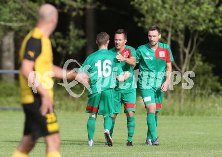 Fussball 1. Klasse C. Oberglan gegen Wietersdorf. Torjubel Roman Kerschhakl, Edin Avdic, Nino Matthaeus Trifu  (Wietersdorf). Oberglan, am 10.6.2017.
Foto: Kuess
---
pressefotos, pressefotografie, kuess, qs, qspictures, sport, bild, bilder, bilddatenbank