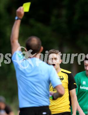 Fussball 1. Klasse C. Oberglan gegen Wietersdorf. Gelbe Karte Martin Hinteregger (Oberglan). Oberglan, am 10.6.2017.
Foto: Kuess
---
pressefotos, pressefotografie, kuess, qs, qspictures, sport, bild, bilder, bilddatenbank