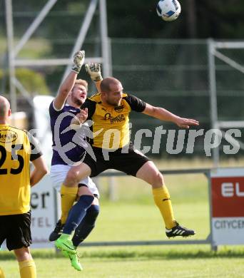 Fussball 1. Klasse C. Oberglan gegen Wietersdorf. Manuel Pammer,  (Oberglan), Bernhard Sollhard (Wietersdorf). Oberglan, am 10.6.2017.
Foto: Kuess
---
pressefotos, pressefotografie, kuess, qs, qspictures, sport, bild, bilder, bilddatenbank