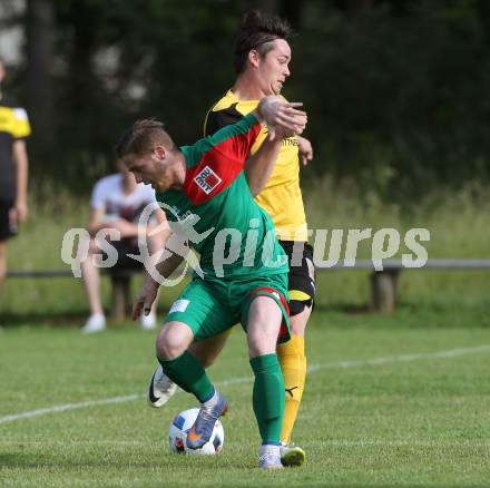 Fussball 1. Klasse C. Oberglan gegen Wietersdorf. Lucas Londer,  (Oberglan),  Nino Matthaeus Trifu (Wietersdorf). Oberglan, am 10.6.2017.
Foto: Kuess
---
pressefotos, pressefotografie, kuess, qs, qspictures, sport, bild, bilder, bilddatenbank