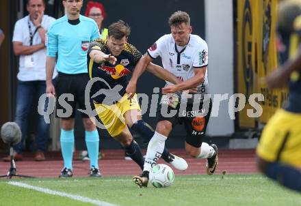 Fussball Tipico Bundesliga. RZ Pellets WAC gegen FC Red Bull Salzburg. Christopher Wernitznig, (WAC), Stefan Stangl (Salzburg). Wolfsberg, am  22.7.2017.
Foto: Kuess

---
pressefotos, pressefotografie, kuess, qs, qspictures, sport, bild, bilder, bilddatenbank