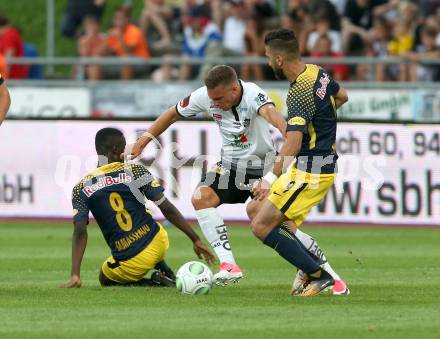 Fussball Tipico Bundesliga. RZ Pellets WAC gegen FC Red Bull Salzburg. Bernd Gschweidl,  (WAC), Diadie Samassekou, Munas Dabbur (Salzburg). Wolfsberg, am  22.7.2017.
Foto: Kuess

---
pressefotos, pressefotografie, kuess, qs, qspictures, sport, bild, bilder, bilddatenbank