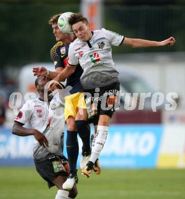 Fussball Tipico Bundesliga. RZ Pellets WAC gegen FC Red Bull Salzburg. Florian Flecker, (WAC),  Stefan Stangl (Salzburg). Wolfsberg, am  22.7.2017.
Foto: Kuess

---
pressefotos, pressefotografie, kuess, qs, qspictures, sport, bild, bilder, bilddatenbank