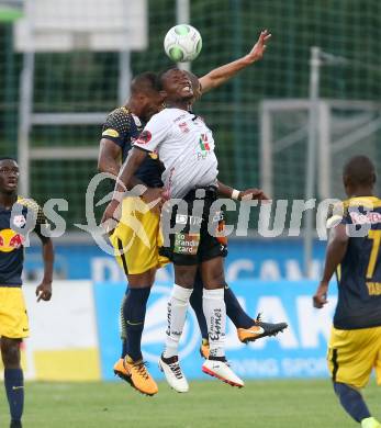 Fussball Tipico Bundesliga. RZ Pellets WAC gegen FC Red Bull Salzburg. Issiaka Ouedraogo,  (WAC), Jonathan Doin (Salzburg). Wolfsberg, am  22.7.2017.
Foto: Kuess

---
pressefotos, pressefotografie, kuess, qs, qspictures, sport, bild, bilder, bilddatenbank
