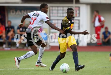 Fussball Tipico Bundesliga. RZ Pellets WAC gegen FC Red Bull Salzburg. Issiaka Ouedraogo,  (WAC), Diadie Samassekou (Salzburg). Wolfsberg, am  22.7.2017.
Foto: Kuess

---
pressefotos, pressefotografie, kuess, qs, qspictures, sport, bild, bilder, bilddatenbank