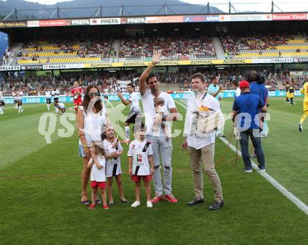 Fussball Tipico Bundesliga. RZ Pellets WAC gegen FC Red Bull Salzburg. Abschied Jacobo. Jacobo mit Famiele, Dietmar Riegler. Wolfsberg, am  22.7.2017.
Foto: Kuess

---
pressefotos, pressefotografie, kuess, qs, qspictures, sport, bild, bilder, bilddatenbank