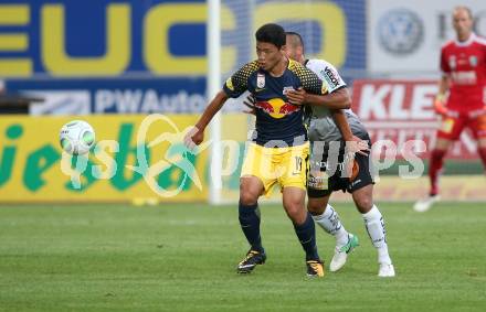 Fussball Tipico Bundesliga. RZ Pellets WAC gegen FC Red Bull Salzburg. Stephan Palla,  (WAC), Hee Chan Hwang (Salzburg). Wolfsberg, am  22.7.2017.
Foto: Kuess

---
pressefotos, pressefotografie, kuess, qs, qspictures, sport, bild, bilder, bilddatenbank