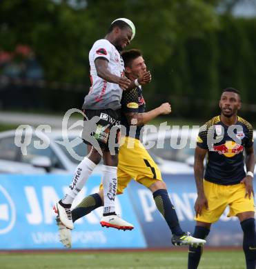 Fussball Tipico Bundesliga. RZ Pellets WAC gegen FC Red Bull Salzburg. Issiaka Ouedraogo, (WAC), Patrick Farkas (Salzburg). Wolfsberg, am  22.7.2017.
Foto: Kuess

---
pressefotos, pressefotografie, kuess, qs, qspictures, sport, bild, bilder, bilddatenbank