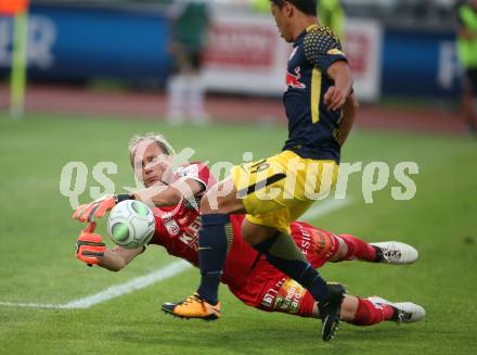 Fussball Tipico Bundesliga. RZ Pellets WAC gegen FC Red Bull Salzburg. Alexander Kofler,  (WAC), Hee Chan Hwang (Salzburg). Wolfsberg, am  22.7.2017.
Foto: Kuess

---
pressefotos, pressefotografie, kuess, qs, qspictures, sport, bild, bilder, bilddatenbank