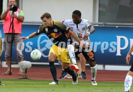 Fussball Tipico Bundesliga. RZ Pellets WAC gegen FC Red Bull Salzburg. Issiaka Ouedraogo,  (WAC), Stefan Stangl (Salzburg). Wolfsberg, am  22.7.2017.
Foto: Kuess

---
pressefotos, pressefotografie, kuess, qs, qspictures, sport, bild, bilder, bilddatenbank