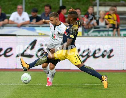 Fussball Tipico Bundesliga. RZ Pellets WAC gegen FC Red Bull Salzburg. Bernd Gschweidl,  (WAC), Jonathan Doin (Salzburg). Wolfsberg, am  22.7.2017.
Foto: Kuess

---
pressefotos, pressefotografie, kuess, qs, qspictures, sport, bild, bilder, bilddatenbank
