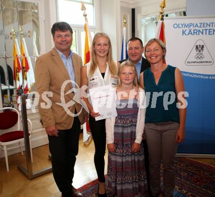 Leichtathletik. Ehrung Medaillengewinner. Buergermeister Gerhard Pirih, Sarah Lagger, Schwester Kristina, Vater Ernst, Mutter Monika.  Klagenfurt, 26.7.2017.
Foto: Kuess
---
pressefotos, pressefotografie, kuess, qs, qspictures, sport, bild, bilder, bilddatenbank