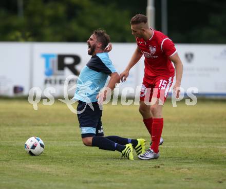 Fussball. Kaerntner Liga. ATUS Ferlach gegen ASV. Martin Posratschnig (Ferlach), Grega Triplat (ASV). Ferlach, 29.7.2017.
Foto: Kuess
---
pressefotos, pressefotografie, kuess, qs, qspictures, sport, bild, bilder, bilddatenbank