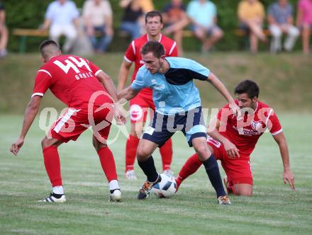 Fussball. Kaerntner Liga. ATUS Ferlach gegen ASV. Miroslav Grbic, Abian Jose Serrano Davila (Ferlach), Nikola Tolimir (ASV). Ferlach, 29.7.2017.
Foto: Kuess
---
pressefotos, pressefotografie, kuess, qs, qspictures, sport, bild, bilder, bilddatenbank