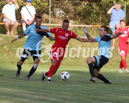 Fussball. Kaerntner Liga. ATUS Ferlach gegen ASV. Miroslav Grbic (Ferlach), Emanuel Andreas Porcar, Nikola Tolimir (ASV). Ferlach, 29.7.2017.
Foto: Kuess
---
pressefotos, pressefotografie, kuess, qs, qspictures, sport, bild, bilder, bilddatenbank