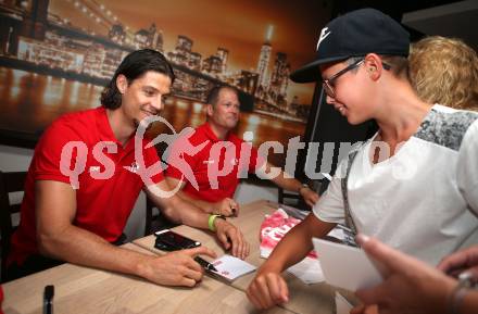 EBEL. Spielerpraesentation.  Steve Walker, Christoph Brandner, Fans. Klagenfurt, am 3.8.2017.
Foto: Kuess
---
pressefotos, pressefotografie, kuess, qs, qspictures, sport, bild, bilder, bilddatenbank