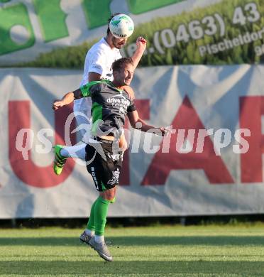 Fussball Kaerntner Liga. SAK gegen Feldkirchen.  Patrick Lausegger, (SAK),  Michael Kulnik (Feldkirchen). Welzenegg, am 11.8.2017.
Foto: Kuess
---
pressefotos, pressefotografie, kuess, qs, qspictures, sport, bild, bilder, bilddatenbank