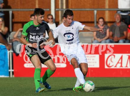 Fussball Kaerntner Liga. SAK gegen Feldkirchen. Roman Sadnek,  (SAK), Raphael Regenfelder (Feldkirchen). Welzenegg, am 11.8.2017.
Foto: Kuess
---
pressefotos, pressefotografie, kuess, qs, qspictures, sport, bild, bilder, bilddatenbank