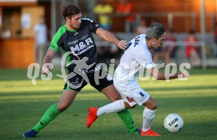 Fussball Kaerntner Liga. SAK gegen Feldkirchen. Thomas Riedl,  (SAK), Christoph Freithofnig (Feldkirchen). Welzenegg, am 11.8.2017.
Foto: Kuess
---
pressefotos, pressefotografie, kuess, qs, qspictures, sport, bild, bilder, bilddatenbank