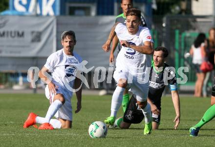 Fussball Kaerntner Liga. SAK gegen Feldkirchen. Amer Krcic, Thomas Riedl  (SAK), Mario Antunovic (Feldkirchen). Welzenegg, am 11.8.2017.
Foto: Kuess
---
pressefotos, pressefotografie, kuess, qs, qspictures, sport, bild, bilder, bilddatenbank