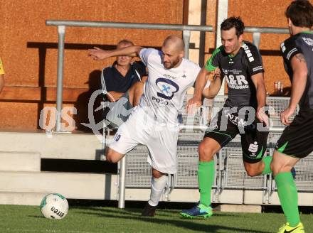 Fussball Kaerntner Liga. SAK gegen Feldkirchen. Christian Dlopst,  (SAK), Marco Mueller (Feldkirchen). Welzenegg, am 11.8.2017.
Foto: Kuess
---
pressefotos, pressefotografie, kuess, qs, qspictures, sport, bild, bilder, bilddatenbank