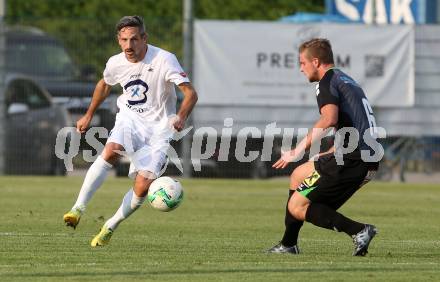 Fussball Kaerntner Liga. SAK gegen Voelkermarkt.Thomas Riedl, (SAK), Lukas Ladinig  (Voelkermarkt). Klagenfurt, 25.8.2017.
Foto: Kuess
---
pressefotos, pressefotografie, kuess, qs, qspictures, sport, bild, bilder, bilddatenbank
