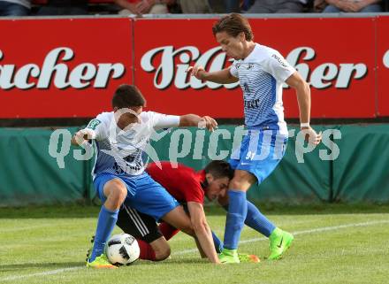 Fussball Kaerntner Liga. St. Jakob im Rosental gegen Kraig. Manuel Alexander SchÃ¼ttelkopf (St. Jakob), Michael Wolfgang Hoefferer, Michael Salbrechter (Kraig). St. Jakob, am 12.8.2017.
Foto: Kuess
---
pressefotos, pressefotografie, kuess, qs, qspictures, sport, bild, bilder, bilddatenbank