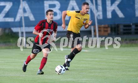 Fussball Kaerntner Liga. St. Jakob im Rosental gegen Kraig. Marco Koller,  (St. Jakob), Schiedsrichter Edin Omerhodzic. St. Jakob, am 12.8.2017.
Foto: Kuess
---
pressefotos, pressefotografie, kuess, qs, qspictures, sport, bild, bilder, bilddatenbank
