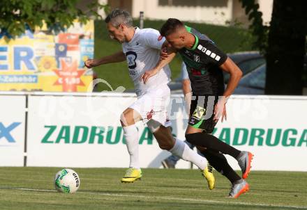 Fussball Kaerntner Liga. SAK gegen Voelkermarkt. Thomas Riedl,  (SAK), Hrvoje Jakovljevic (Voelkermarkt). Klagenfurt, 25.8.2017.
Foto: Kuess
---
pressefotos, pressefotografie, kuess, qs, qspictures, sport, bild, bilder, bilddatenbank