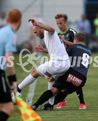 Fussball Kaerntner Liga. SAK gegen Voelkermarkt. Christian Dlopst
 (SAK), Roman Adunka, Lukas Ladinig (Voelkermarkt). Klagenfurt, 25.8.2017.
Foto: Kuess
---
pressefotos, pressefotografie, kuess, qs, qspictures, sport, bild, bilder, bilddatenbank