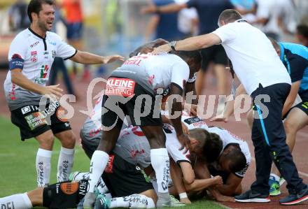 Fussball Tipico Bundesliga. RZ Pellets WAC gegen SKN St. Poelten. Torjubel Bernd Gschweidl, Stephan Palla, Daniel Offenbacher, Dever Akeem Orgill, Nemanja Rnic (WAC). Wolfsberg, am  26.8.2017.
Foto: Kuess

---
pressefotos, pressefotografie, kuess, qs, qspictures, sport, bild, bilder, bilddatenbank