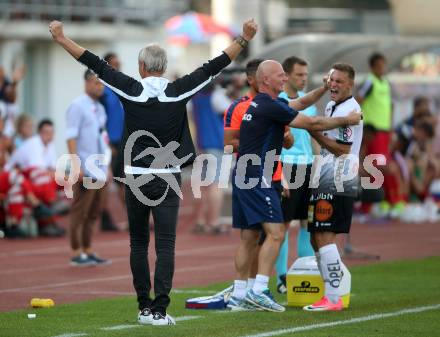 Fussball Tipico Bundesliga. RZ Pellets WAC gegen SKN St. Poelten. Jubel Trainer Heimo Pfeifenberger, Bernd Gschweidl (WAC). Wolfsberg, am  26.8.2017.
Foto: Kuess

---
pressefotos, pressefotografie, kuess, qs, qspictures, sport, bild, bilder, bilddatenbank