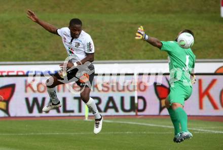 Fussball Tipico Bundesliga. RZ Pellets WAC gegen SKN St. Poelten. Issiaka Ouedraogo, (WAC), Christoph Riegler (St. Poelten). Wolfsberg, am  26.8.2017.
Foto: Kuess

---
pressefotos, pressefotografie, kuess, qs, qspictures, sport, bild, bilder, bilddatenbank
