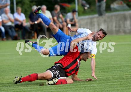 Fussball Kaerntner Liga. St. Jakob im Rosental gegen Kraig. Thomas Pirker,  (St. Jakob), Patrick Rene Striednig (Kraig). St. Jakob, am 12.8.2017.
Foto: Kuess
---
pressefotos, pressefotografie, kuess, qs, qspictures, sport, bild, bilder, bilddatenbank