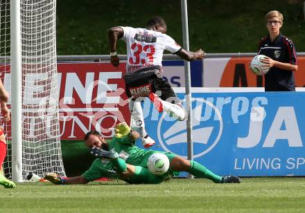 Fussball Tipico Bundesliga. RZ Pellets WAC gegen SKN St. Poelten. Issiaka Ouedraogo,  (WAC), Christoph Riegler (St. Poelten). Wolfsberg, am  26.8.2017.
Foto: Kuess

---
pressefotos, pressefotografie, kuess, qs, qspictures, sport, bild, bilder, bilddatenbank