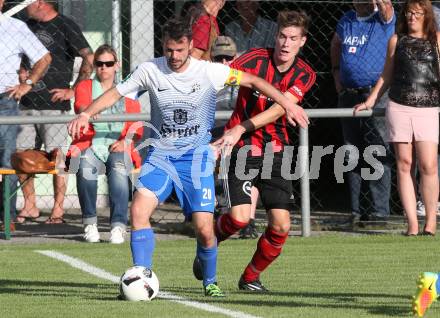 Fussball Kaerntner Liga. St. Jakob im Rosental gegen Kraig. Roman Struger, (St. Jakob), Patrick Rene Striednig (Kraig). St. Jakob, am 12.8.2017.
Foto: Kuess
---
pressefotos, pressefotografie, kuess, qs, qspictures, sport, bild, bilder, bilddatenbank