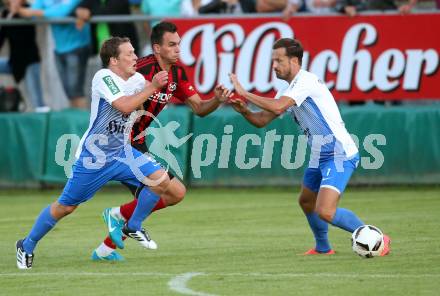Fussball Kaerntner Liga. St. Jakob im Rosental gegen Kraig. Davor Bokalic (St. Jakob), Christian Salbrechter, Bernhard Ruediger Kitz (Kraig). St. Jakob, am 12.8.2017.
Foto: Kuess
---
pressefotos, pressefotografie, kuess, qs, qspictures, sport, bild, bilder, bilddatenbank
