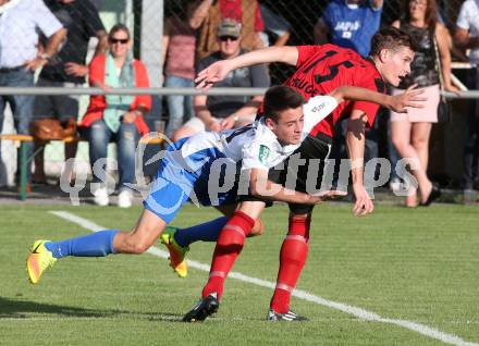 Fussball Kaerntner Liga. St. Jakob im Rosental gegen Kraig. Roman Struger, (St. Jakob), Michael Wolfgang Hoefferer  (Kraig). St. Jakob, am 12.8.2017.
Foto: Kuess
---
pressefotos, pressefotografie, kuess, qs, qspictures, sport, bild, bilder, bilddatenbank